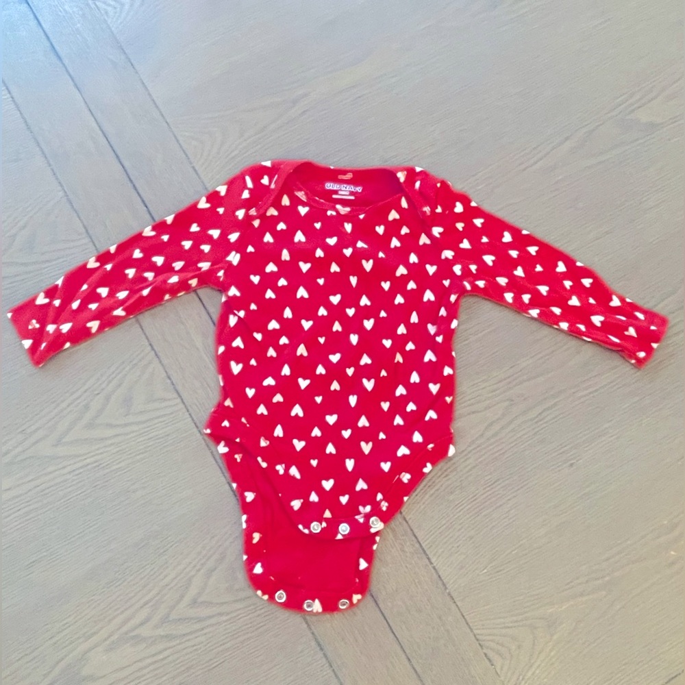 Old Navy Red/White Hearts Baby Bodysuit 6-12 months
